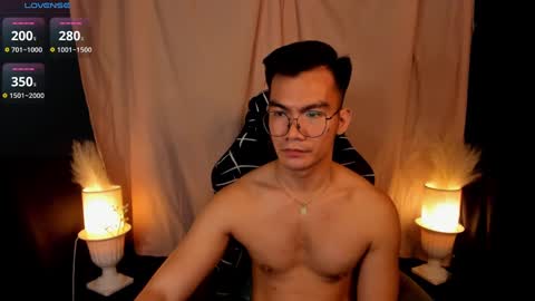 Snapshot of 000batman000 chatting on 02/20/25, 05:01 Bruce online show from 02/20/25, 05:01