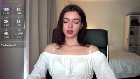 Olivia online show from 11/04/25, 09:03