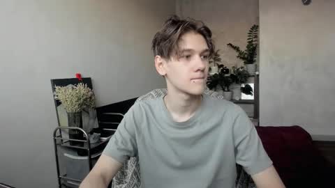 Snapshot of 0verlandd chatting on 11/06/25, 10:05 Adam online show from 11/06/25, 10:05