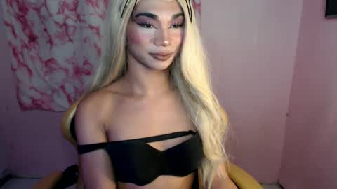 Snapshot of 18_nicole chatting on 02/15/25, 12:37 barbie online show from 02/15/25, 12:37