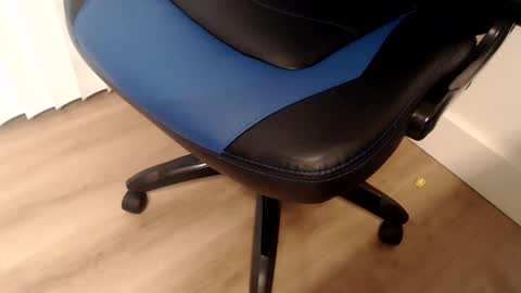 i erupt if you suck ur nipples 4 me and look at the camera while watching me online show from 04/01/26, 12:06