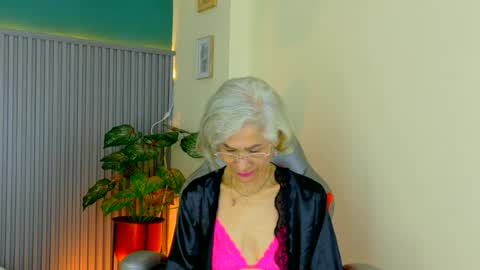 Snapshot of 1miss_monserrate chatting on 06/17/26, 02:07 Miss Monserrate online show from 06/17/26, 02:07