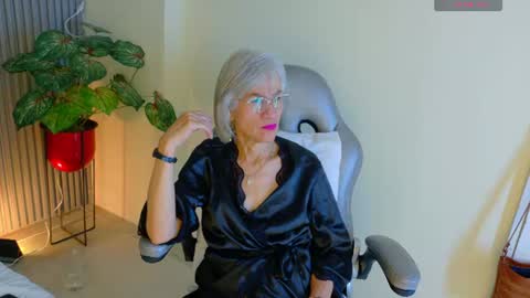 Snapshot of 1miss_monserrate chatting on 07/13/26, 02:31 Miss Monserrate online show from 07/13/26, 02:31