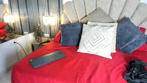 Snapshot of 1naughty_milf chatting on 12/20/25, 07:10 Luisa online show from 12/20/25, 07:10