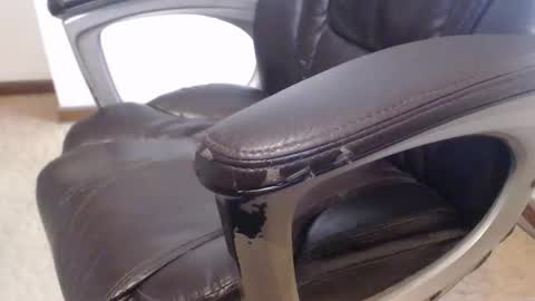 Snapshot of 1whothinks chatting on 10/25/25, 06:57 Mark online show from 10/25/25, 06:57