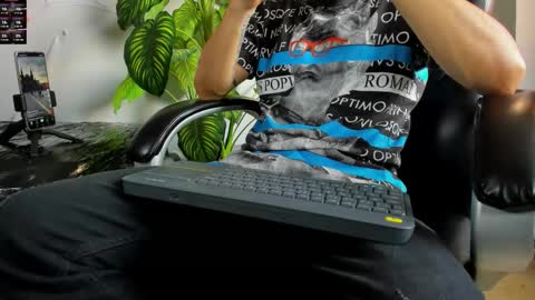 Snapshot of 2_fire chatting on 11/01/25, 09:17 2_fire online show from 11/01/25, 09:17