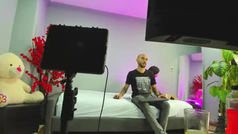 Snapshot of 2_fire chatting on 11/28/25, 07:49 2_fire online show from 11/28/25, 07:49