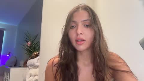 Snapshot of 3hole chatting on 05/19/26, 08:15 Venus Raee online show from 05/19/26, 08:15