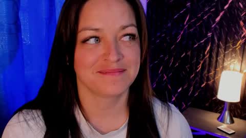 Snapshot of 4ngel_greey chatting on 10/29/25, 09:27 ... .     Angel     . ... online show from 10/29/25, 09:27