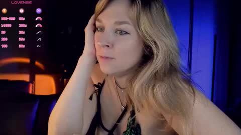 Snapshot of 5_in_one chatting on 11/05/25, 04:01 Sunshine online show from 11/05/25, 04:01