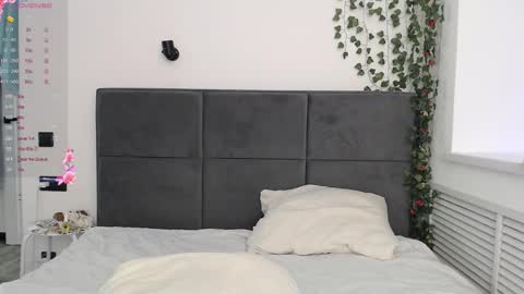 EMILY AND  MARCUS online show from 11/03/25, 03:41