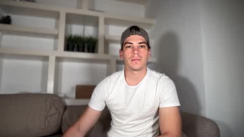 Snapshot of _aesthetic chatting on 10/13/25, 12:27 _aesthetic online show from 10/13/25, 12:27