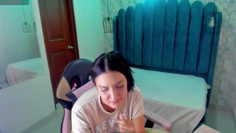 Snapshot of _alaia_collway_ chatting on 12/18/25, 06:58 Alaia online show from 12/18/25, 06:58