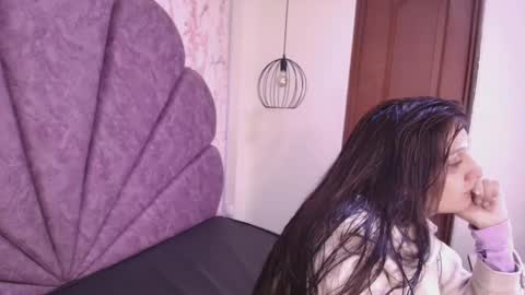 Snapshot of _alaia_collway_ chatting on 12/19/25, 11:50 Alaia online show from 12/19/25, 11:50