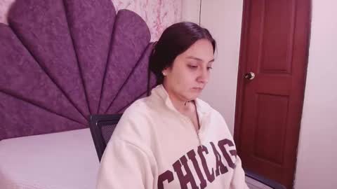 Snapshot of _alaia_collway_ chatting on 12/22/25, 12:24 Alaia online show from 12/22/25, 12:24