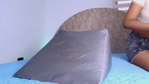 Snapshot of _aniisha_ chatting on 04/25/26, 07:11 Any online show from 04/25/26, 07:11
