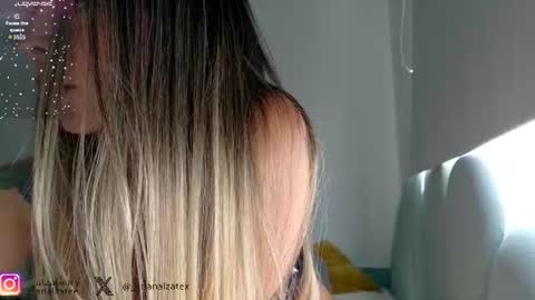 Snapshot of _arianalzate_ chatting on 06/30/26, 03:35 60 online show from 06/30/26, 03:35