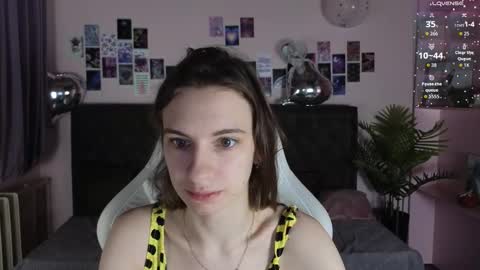 _ash_leyy_ online show from 12/15/25, 01:21
