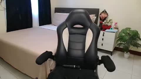 Angie online show from 11/05/25, 01:05