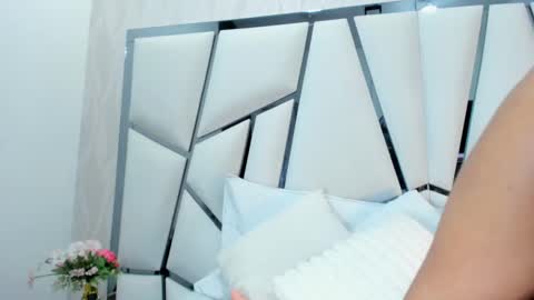 Snapshot of _aurora18 chatting on 10/31/25, 02:45 Aura online show from 10/31/25, 02:45