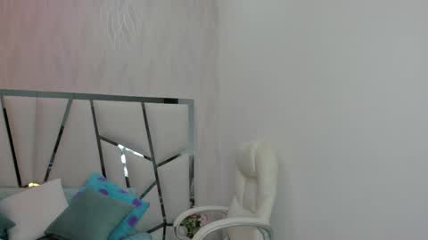 Aura online show from 04/23/26, 03:08