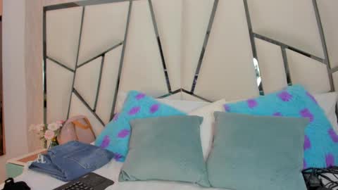 Aura online show from 04/24/26, 05:10