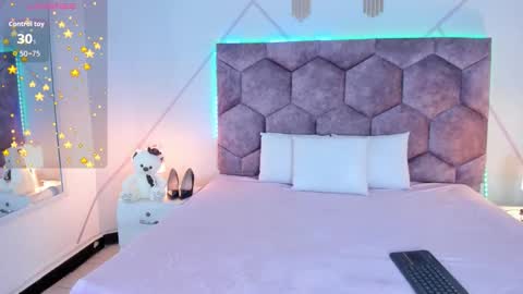 _aurora_collins_ online show from 12/19/25, 01:07