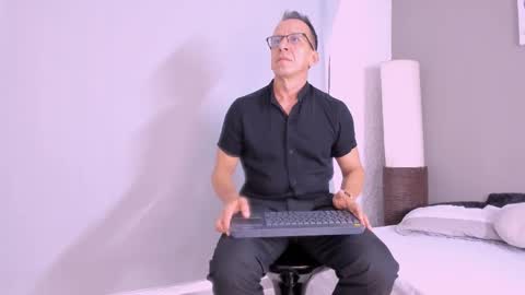 Snapshot of _axelking_ chatting on 10/15/25, 11:43 _axelking_ online show from 10/15/25, 11:43