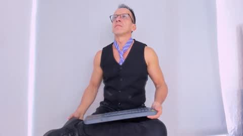 Snapshot of _axelking_ chatting on 11/08/25, 11:43 _axelking_ online show from 11/08/25, 11:43