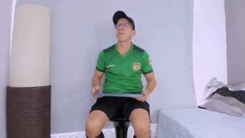 Snapshot of _axelking_ chatting on 11/18/25, 11:36 _axelking_ online show from 11/18/25, 11:36