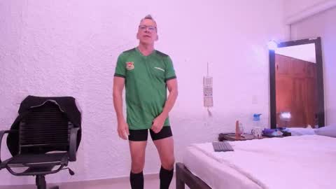 Snapshot of _axelking_ chatting on 12/01/25, 11:37 _axelking_ online show from 12/01/25, 11:37