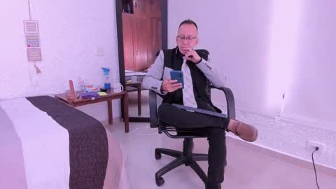 Snapshot of _axelking_ chatting on 12/02/25, 11:37 _axelking_ online show from 12/02/25, 11:37