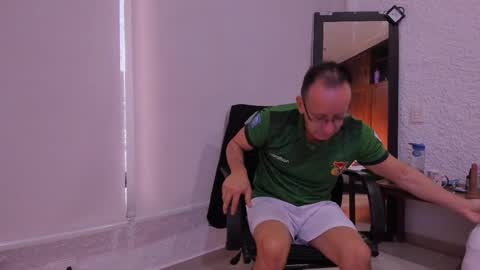 Snapshot of _axelking_ chatting on 12/15/25, 11:25 _axelking_ online show from 12/15/25, 11:25