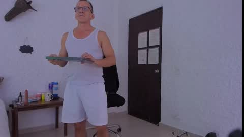 Snapshot of _axelking_ chatting on 12/17/25, 02:39 _axelking_ online show from 12/17/25, 02:39