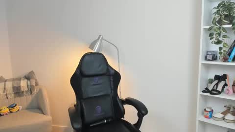 Snapshot of _bellaevans_ chatting on 02/14/25, 12:03 Bella Evans online show from 02/14/25, 12:03