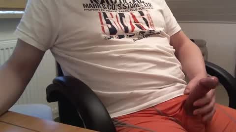 Snapshot of _buwe22_ chatting on 01/05/25, 01:04 Uwe online show from 01/05/25, 01:04