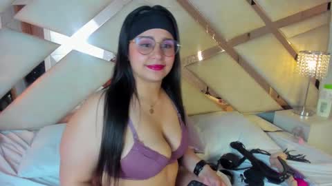 Snapshot of _carolinee_sweet chatting on 12/18/24, 06:43 Caroline Sweet online show from 12/18/24, 06:43