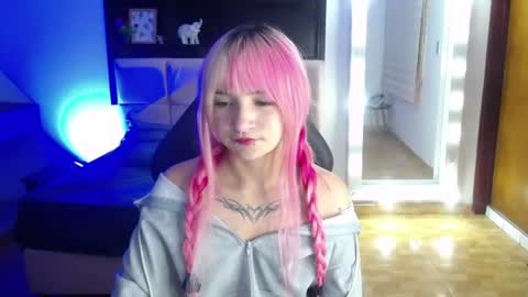 Snapshot of _charlotte_collins_ chatting on 06/17/26, 03:46 _charlotte_collins_ online show from 06/17/26, 03:46
