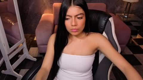 _charlottee_b online show from 04/01/26, 07:55