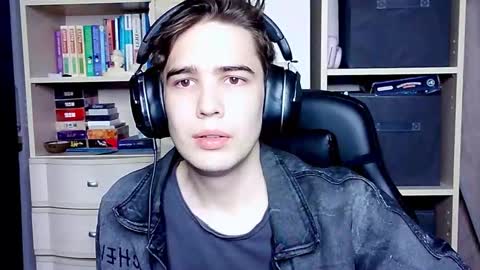 _crise_next_door_ online show from 10/09/25, 05:22