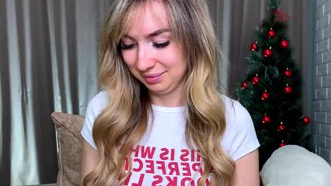 _crystal_moon_1 online show from 12/18/25, 09:21