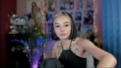 Snapshot of _darkkitty_ chatting on 12/12/24, 01:43 paula online show from 12/12/24, 01:43