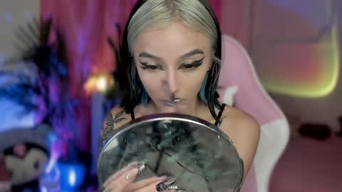 Snapshot of _darkkitty_ chatting on 01/28/25, 02:43 paula online show from 01/28/25, 02:43