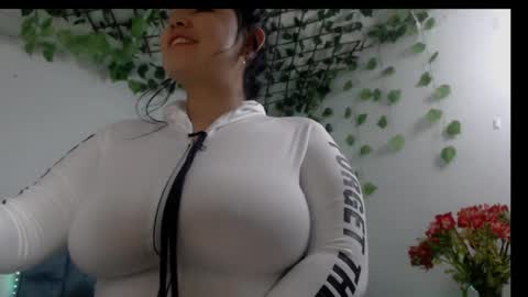 Snapshot of _donniia_ chatting on 03/08/25, 02:23 Dannia online show from 03/08/25, 02:23