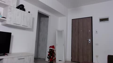 Dylan online show from 12/21/24, 09:01