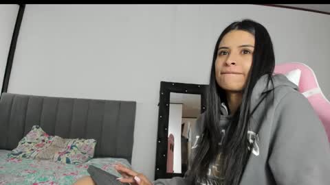 Snapshot of _elektrah chatting on 02/19/25, 05:27 _elektrah online show from 02/19/25, 05:27