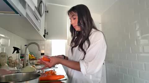 Snapshot of _elena_barra chatting on 10/01/25, 04:13  elena barra online show from 10/01/25, 04:13