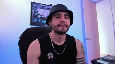 Snapshot of _elon_coxx_ chatting on 02/13/25, 09:38  -         online show from 02/13/25, 09:38