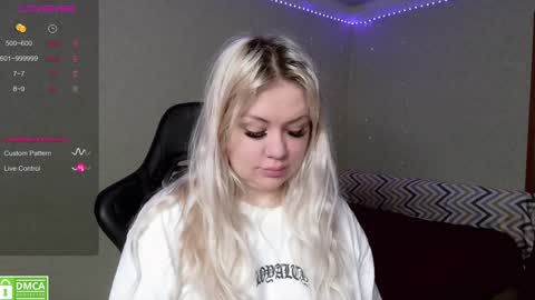 Snapshot of _elven_dreams__ chatting on 12/22/24, 02:39 chloue and Gretta online show from 12/22/24, 02:39