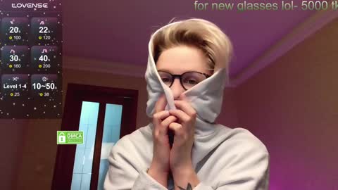 Snapshot of _elven_dreams__ chatting on 01/04/25, 10:24 chloue and Gretta online show from 01/04/25, 10:24